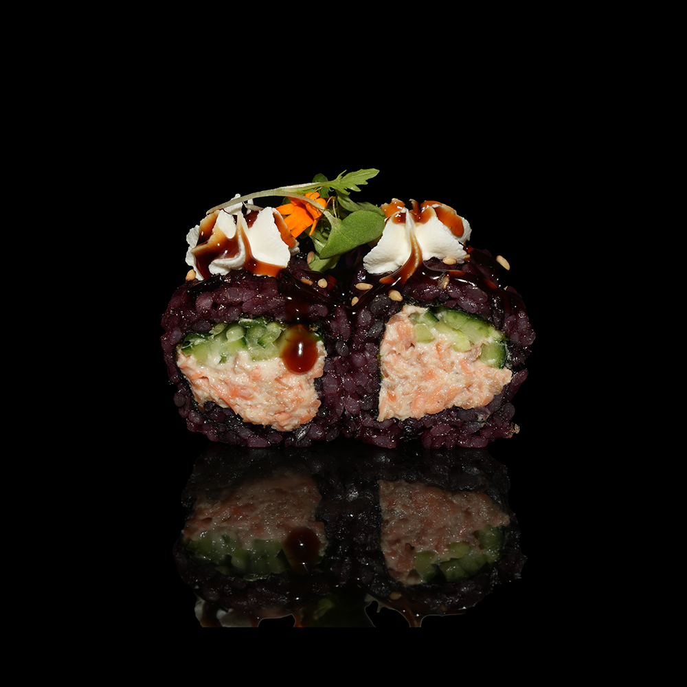Uramaki venus salmón cocido pepino con queso crema y salsa teriyaki