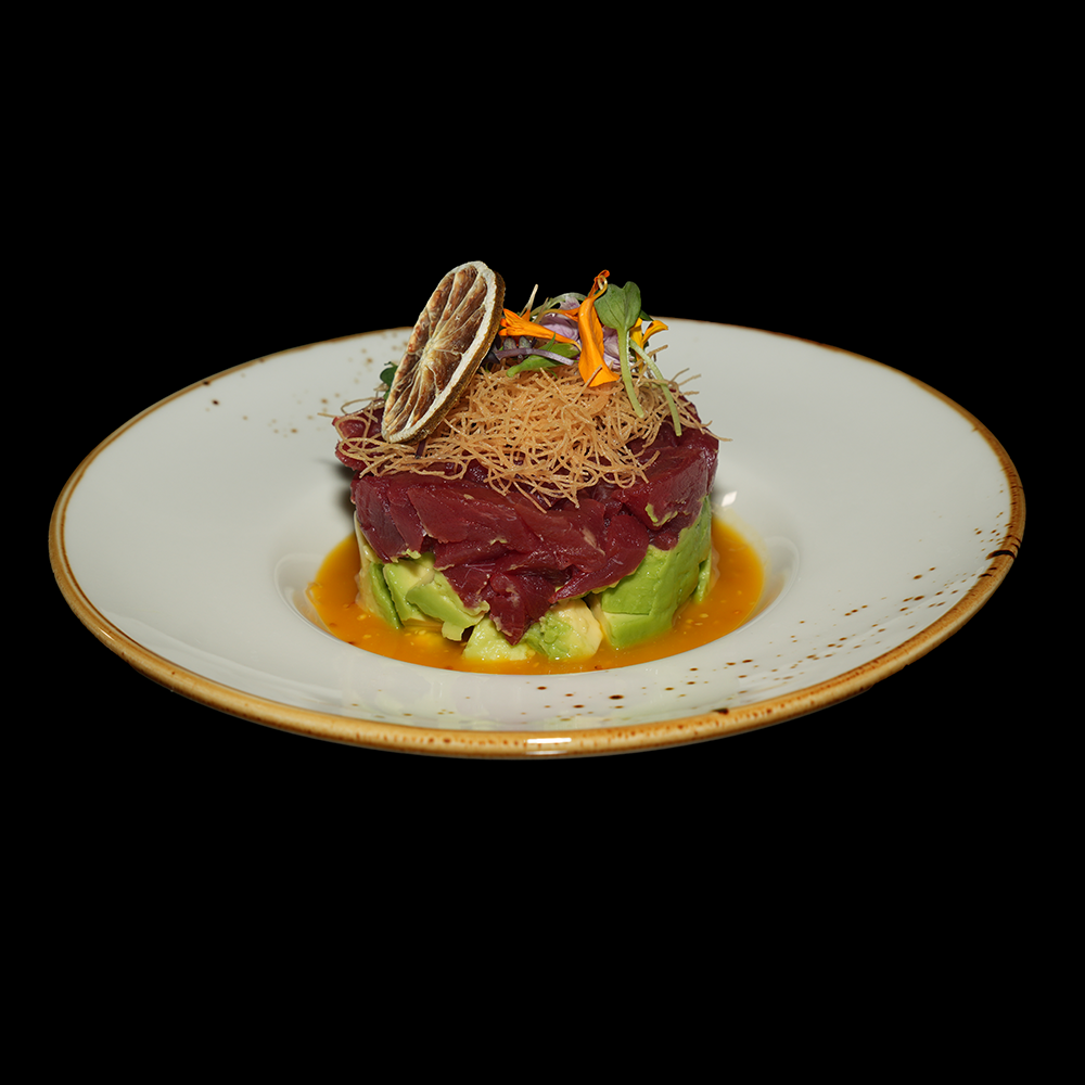 Tarta de atún aguacate con salsa maracuyá