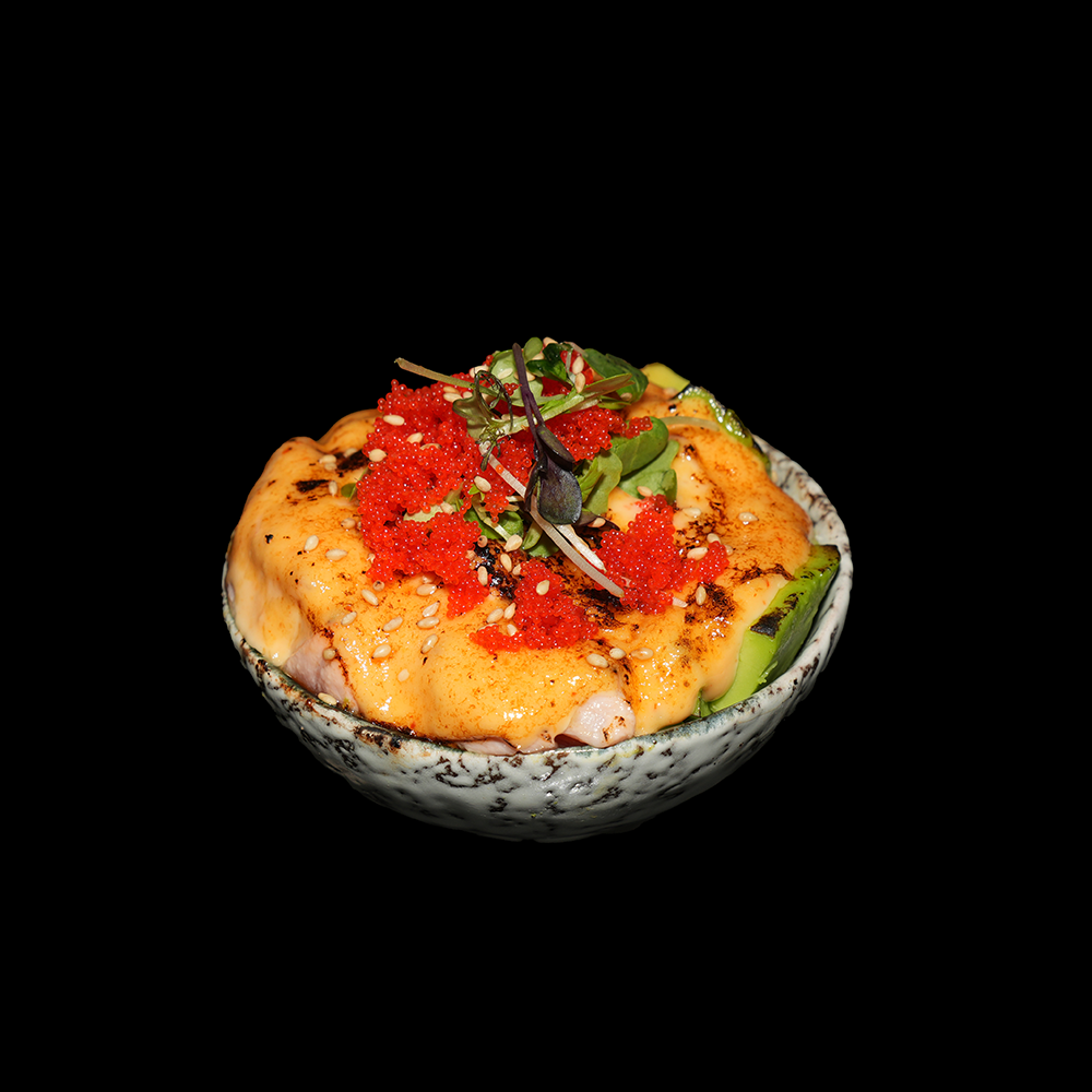 Tarta de salmón aguacate con salsa especial flameado y teriyaki