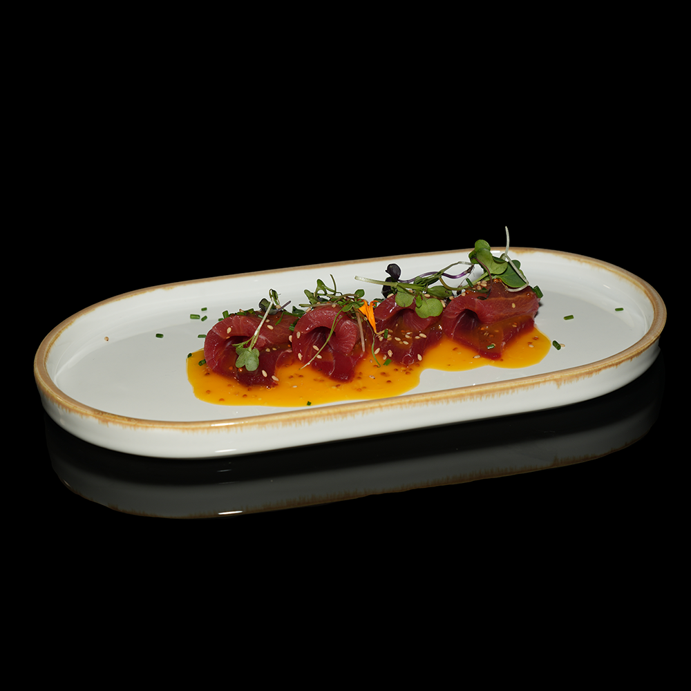 Carpaccio de atún con salsa maracuyá