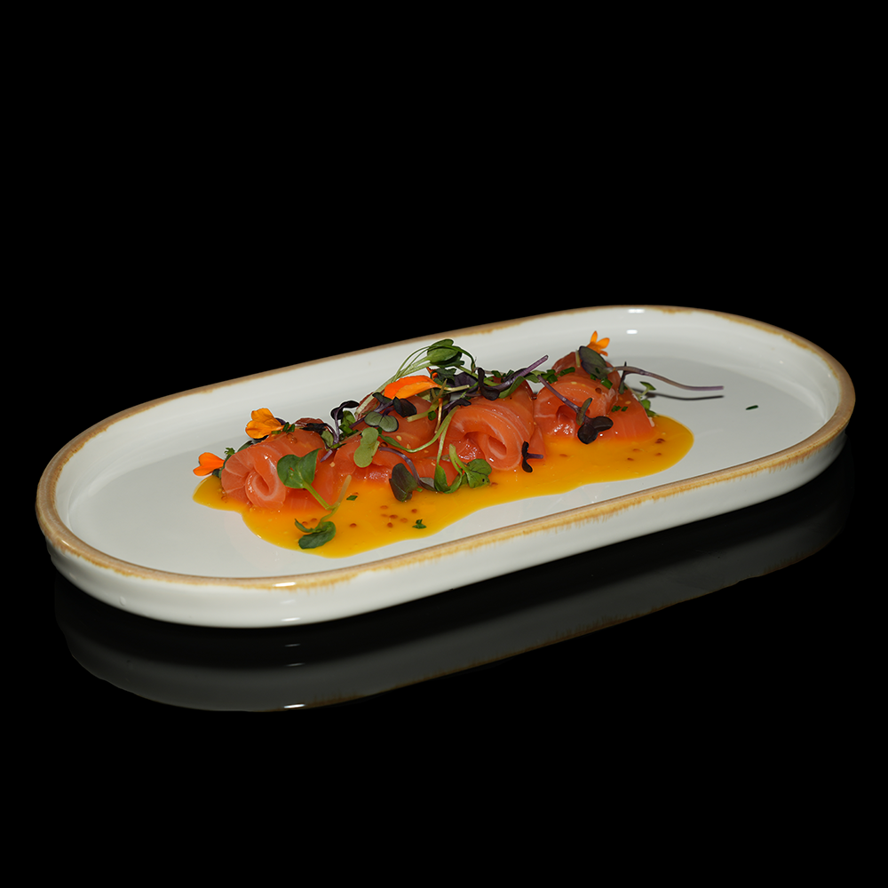 Carpaccio de salmón con salsa maracuyá