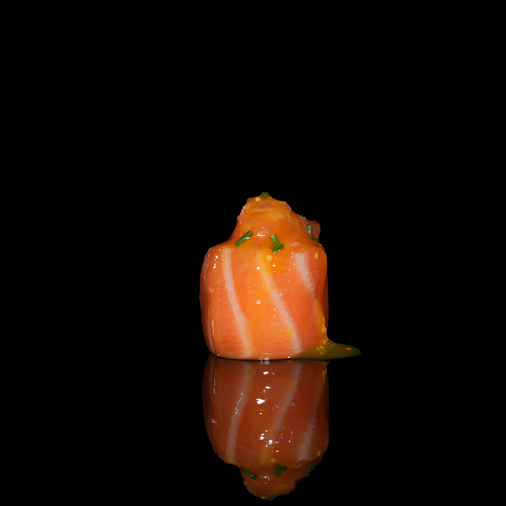 Gunkan de salmón con queso crema y salsa mango