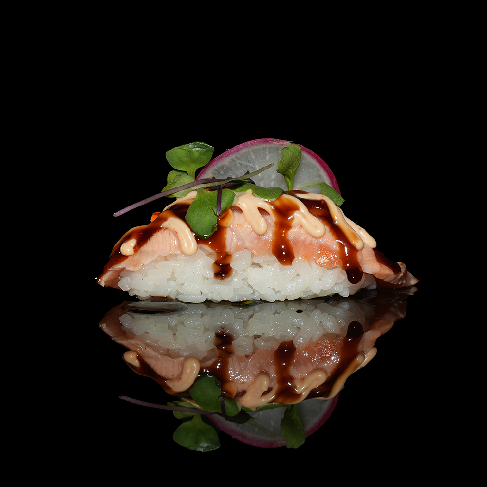 Nigiri salmón flameado con salsa chilimayo teriyaki 2u