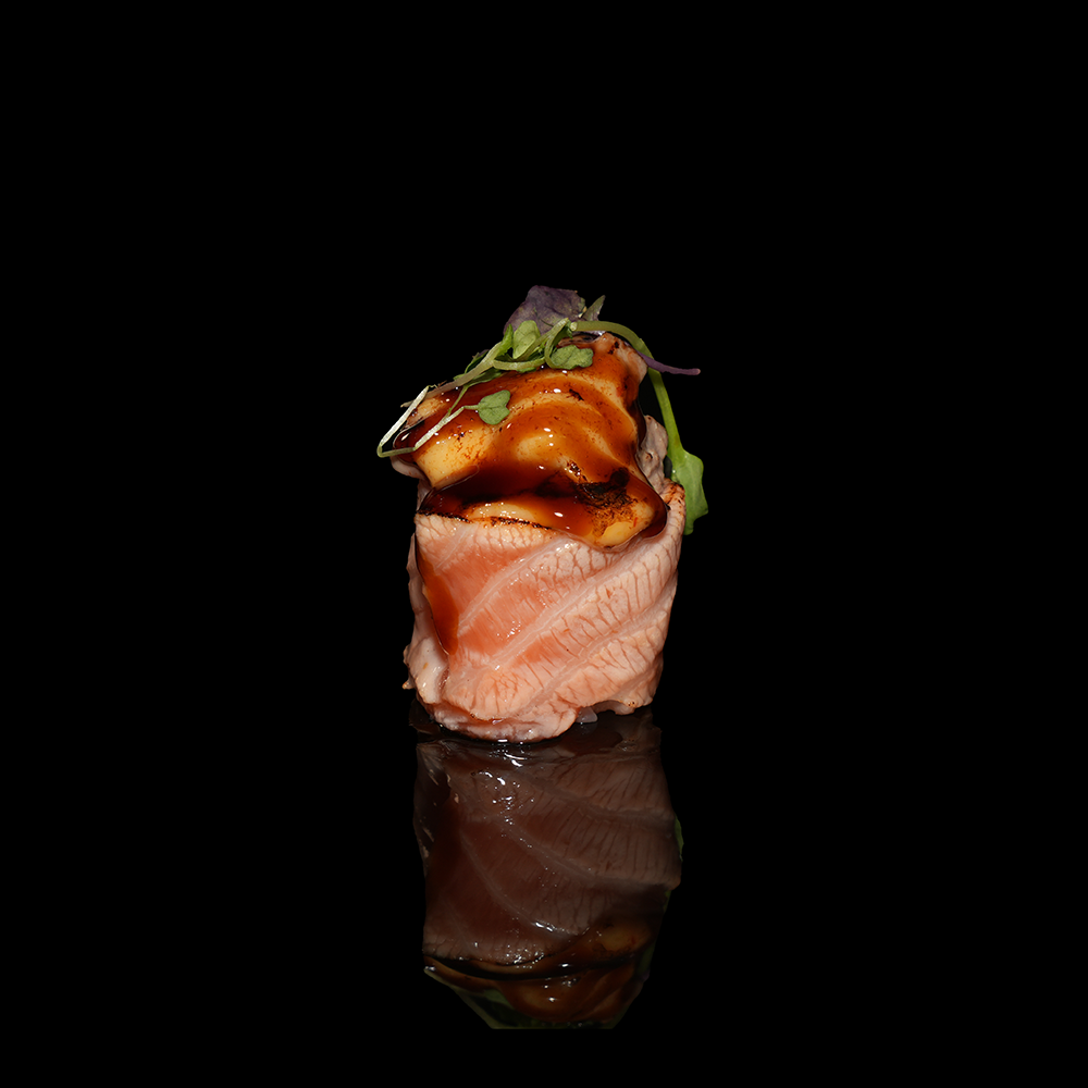 Gunkan de atún con salsa especial flameado y teriyaki 1u