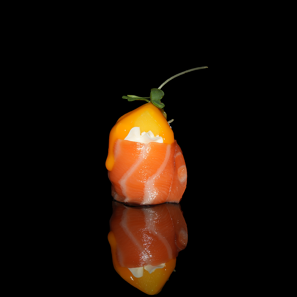 Gunkan de salmón con salsa maracuyá