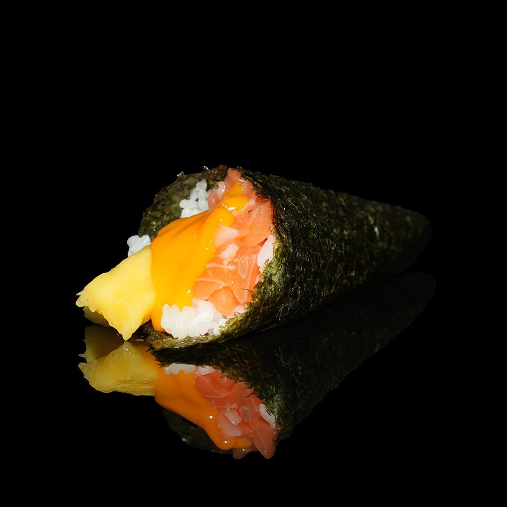 Temaki salmón con mango y salsa mango