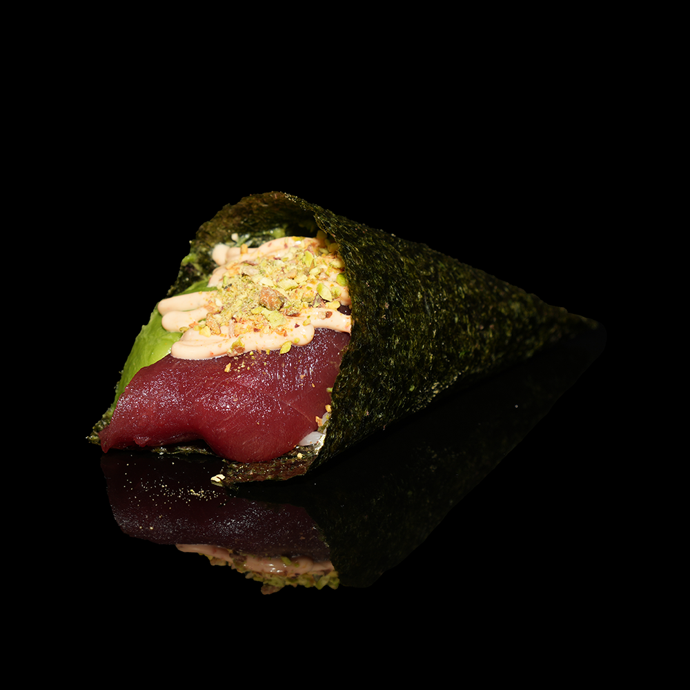 Temaki atún con aguacate y salsa chilimayo y pistacho