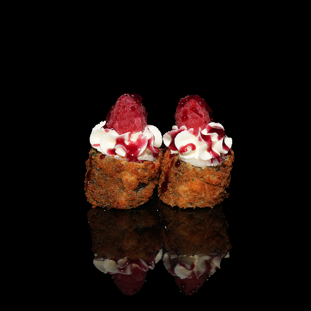 Hosomaki de salmón frito con queso crema y fruta de temporada 4u