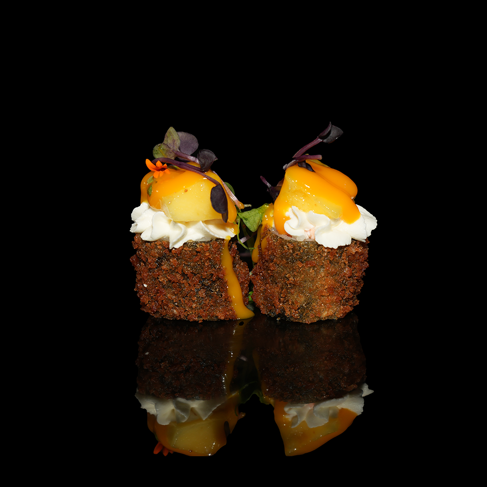 Hosomaki de salmón frito con queso crema y mango 4u