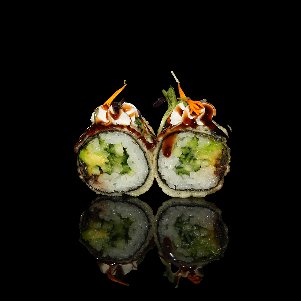 Uramaki frito con anguila, mango, pepino, aguacate, queso crema y salsa