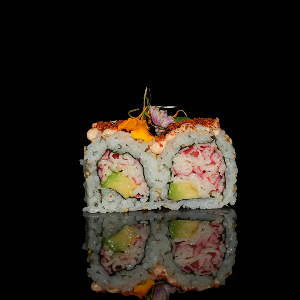 Uramaki surimi aguacate con salsa chilimayo picante 4u