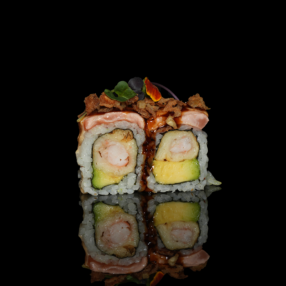 Uramaki ebi tempura aguacate con salmón cebolla frita y salsa especial flameado