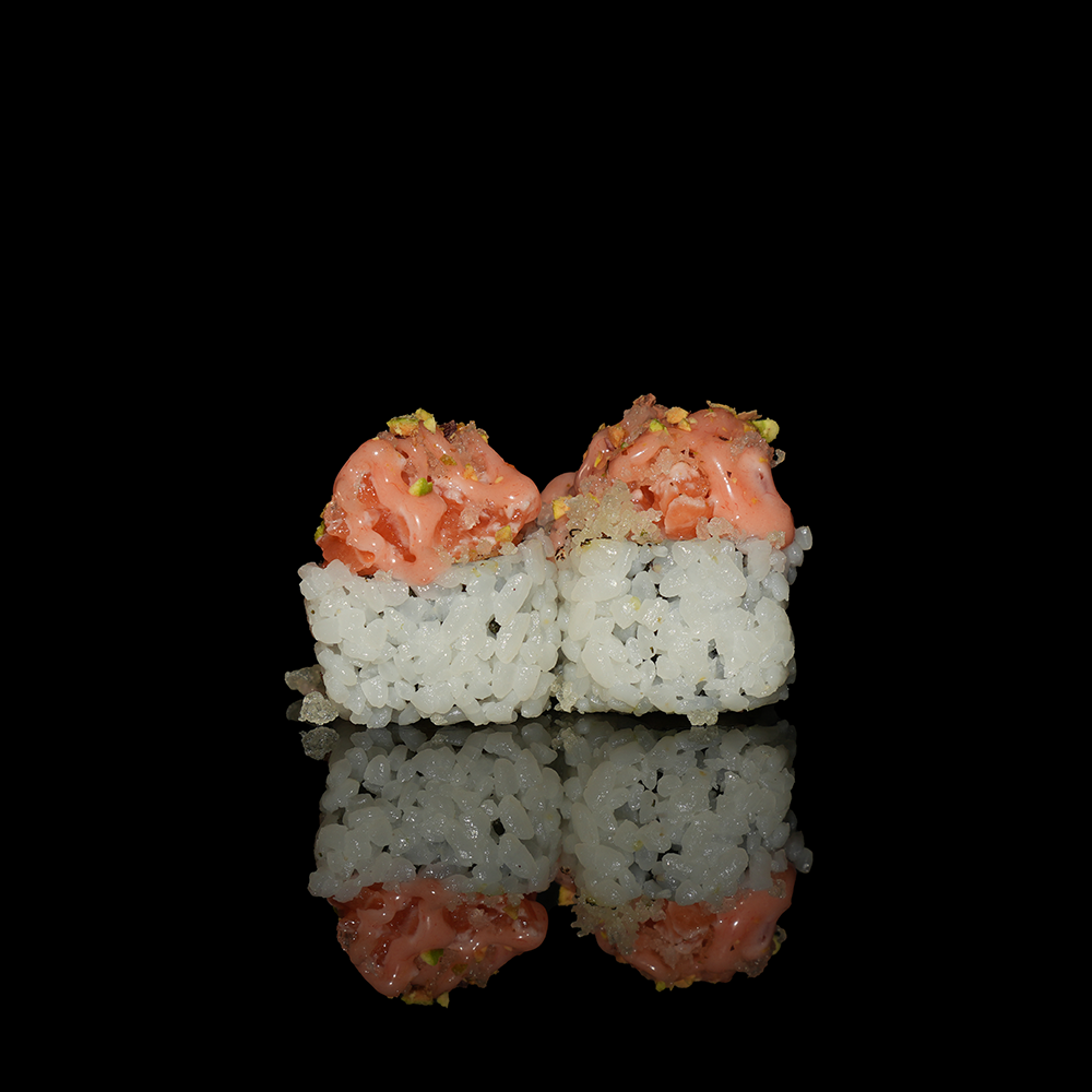 Uramaki ebi tempura aguacate con salmón y salsa rosa 4u