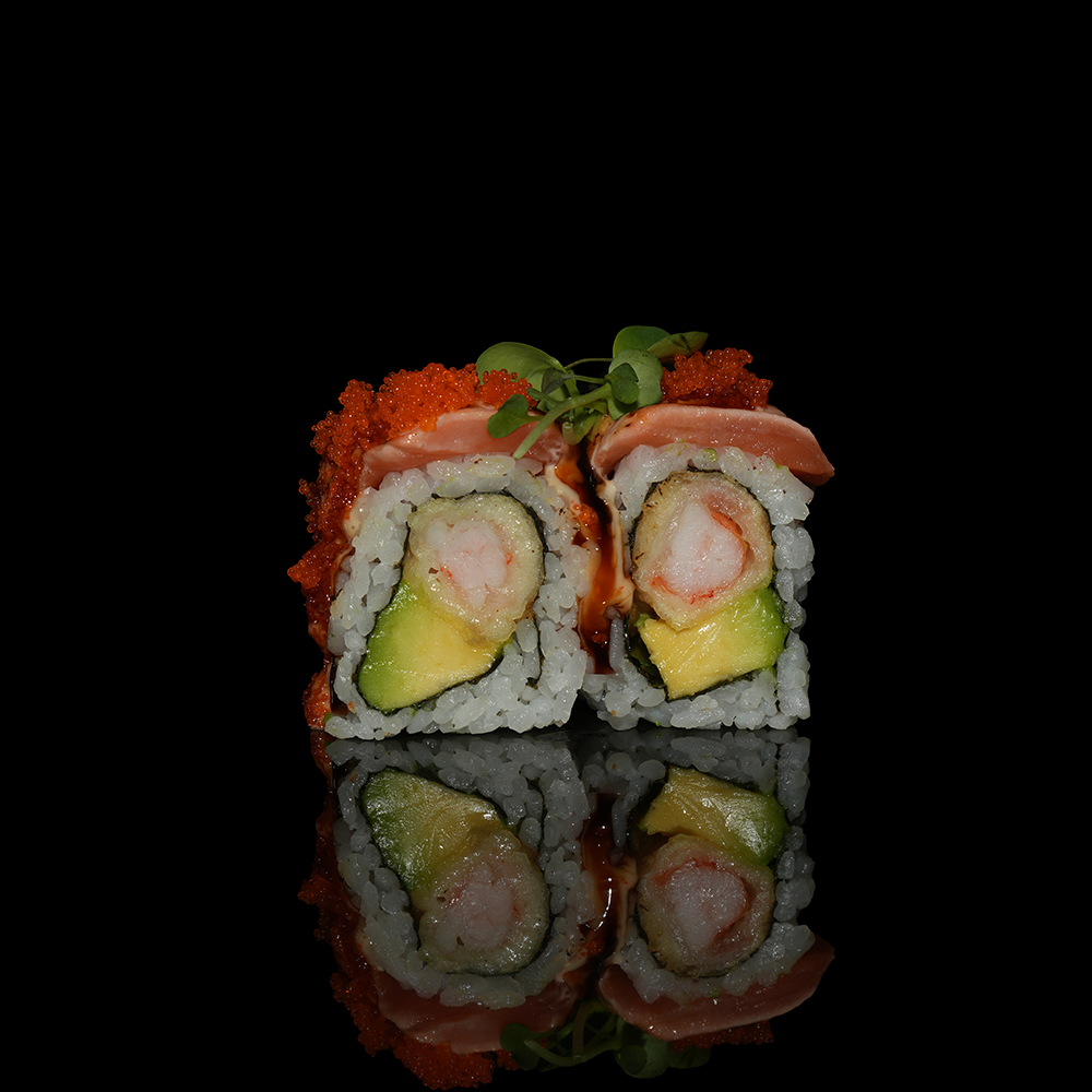 Uramaki ebi tempura aguacate con salmón masago y salsa especía flameado y teriyaki