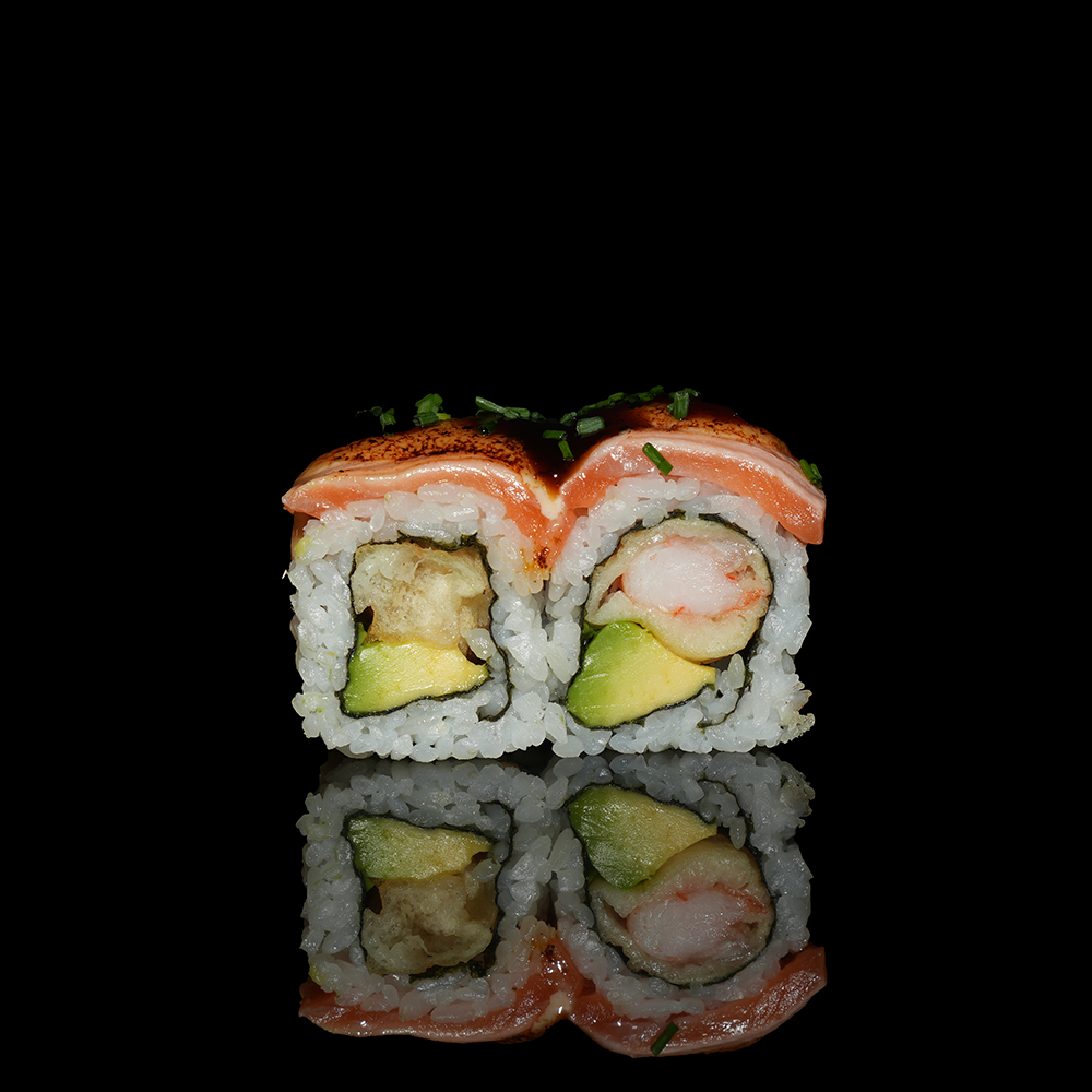 Uramaki ebi tempura aguacate con salmón y salsa especía flameado y teriyaki