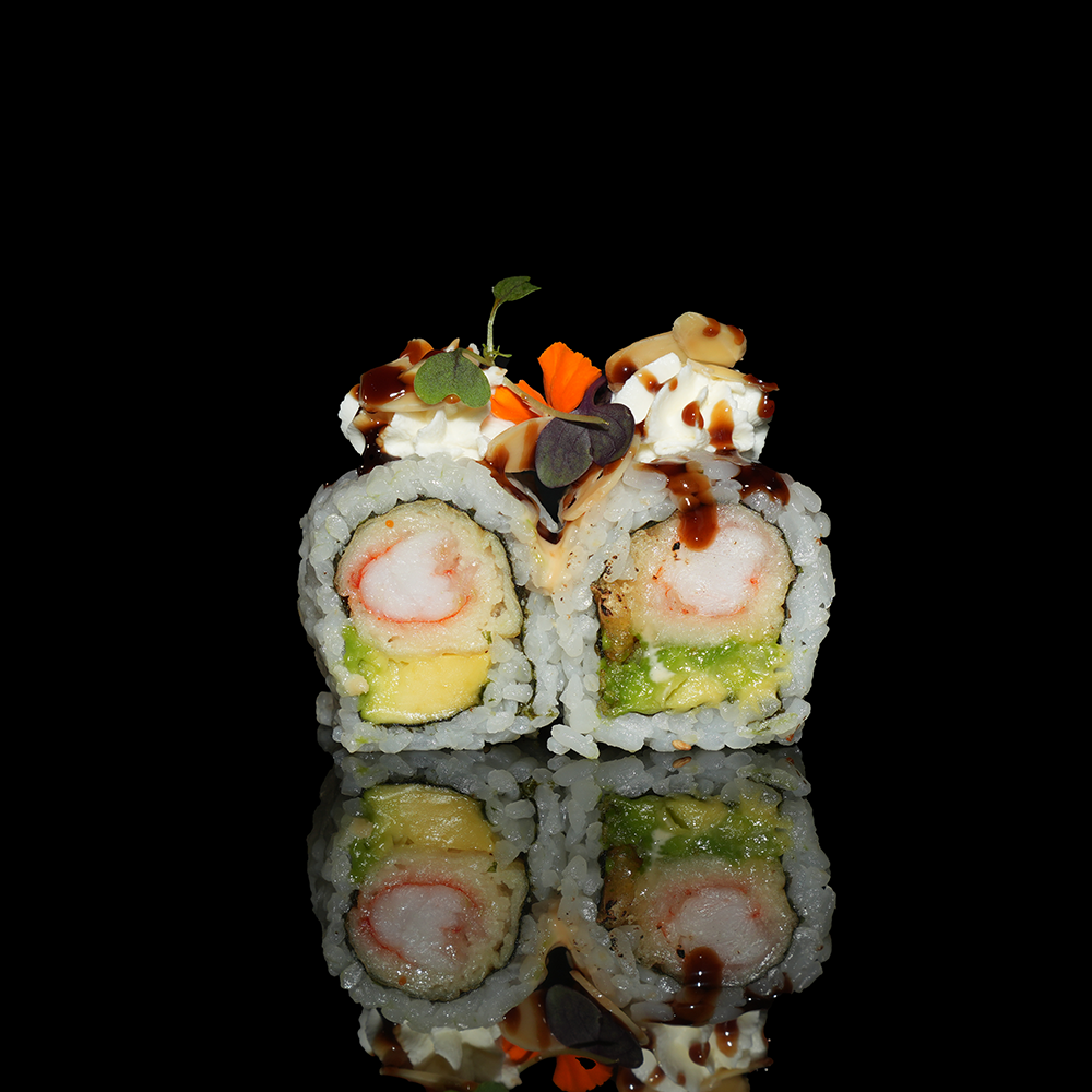 Uramaki ebi tempura aguacate con queso crema y teriyaki 4u