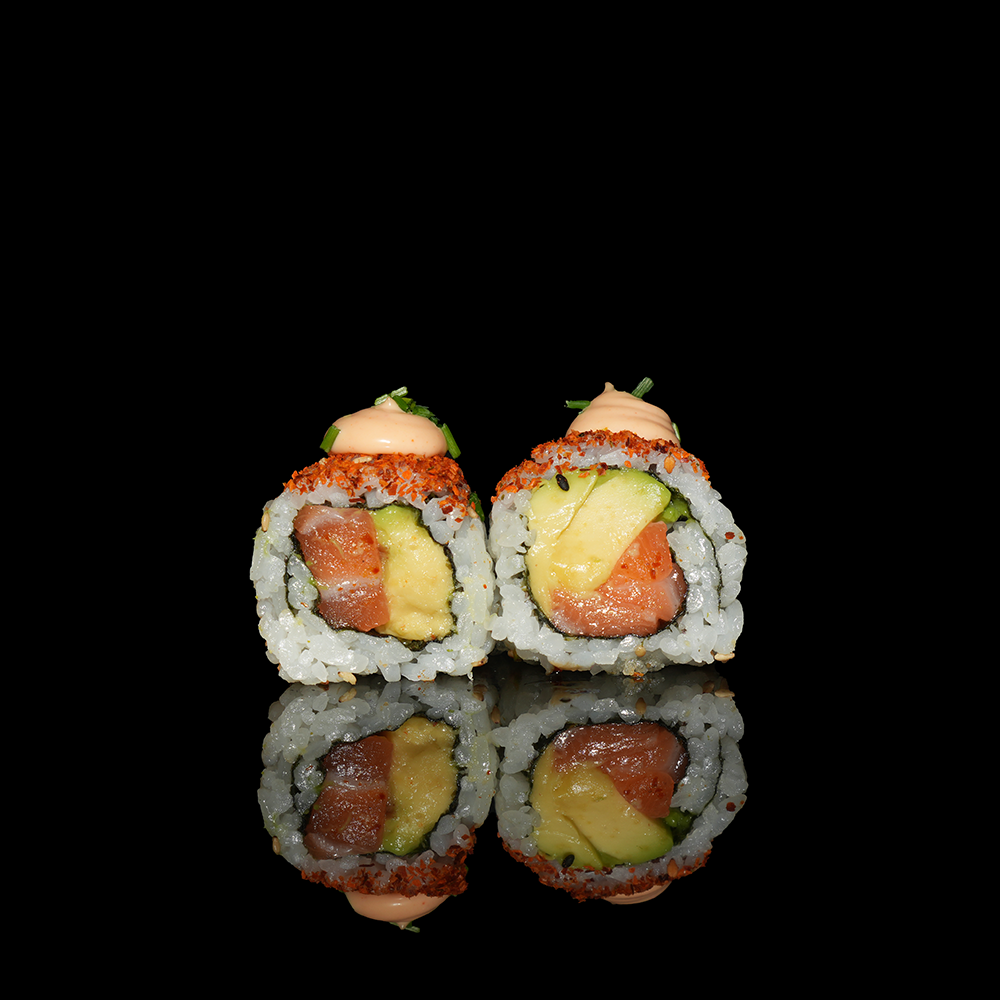 Uramaki salmón aguacate con salsa picante 4u
