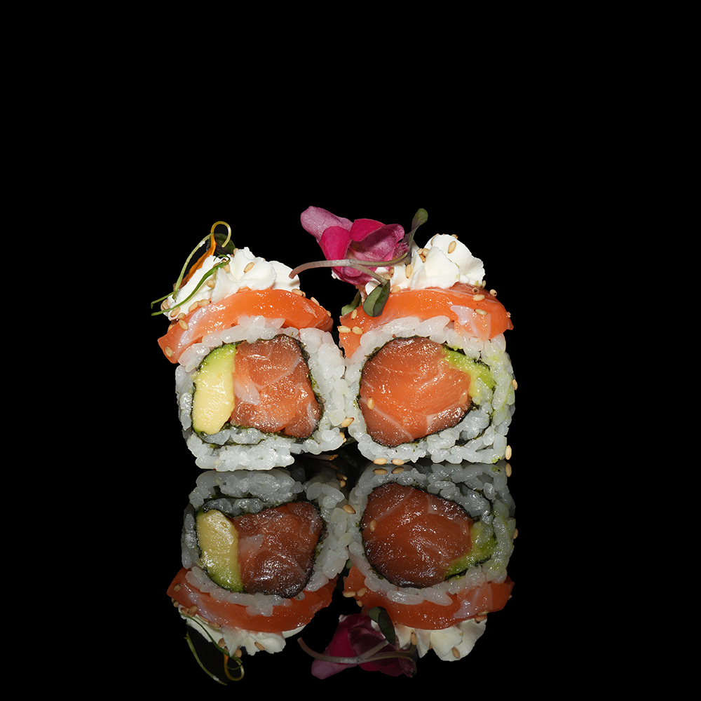 Uramaki salmón aguacate con queso crema 4u