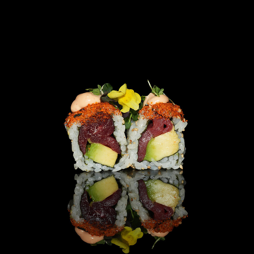 Uramaki atún aguacate con salsa picante 4u